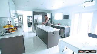 ���ატარა მკერდი სამი მზარეული და მისი კაბა, ჭუჭყიანი.იგი იღებს ეს off გაწმენდა და გერმა იღებს boner.იგი აძლევს მას ქალსა და ძუძუები და fucked