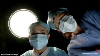 Sukrauti ir gagged medicinos kėdė brunetė lesbiečių pacientų Kasandra Nix dominuoja gydytojas latekso Chanel Preston tada spanked pakaba