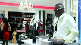 Lep Rachel Adjani dobi novo perilo na BBC Eddy Blackstone je sex shop &amp;amp; konča v vroč analni seje z mokro BJ, dildo v rit in creampie! Celotno Podrsajte &amp;amp; 1000s Več na PrivateBlack.com!