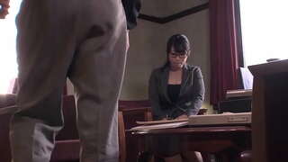 Sevimli Japon ofis meleği, külotunu ıslatmadan ve bir hugh creampie almadan önce patronuna oral seks teklif ediyor