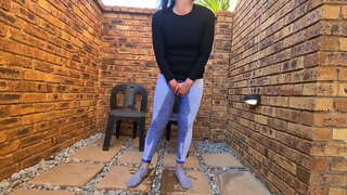 Chubby titlar slyna inomhus och utomhus pissar samlingar | vått och kladdigt