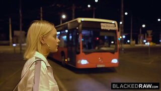 BLACKEDRAW По дороге домой она сделала крюк ради какой-то Би-би-си.