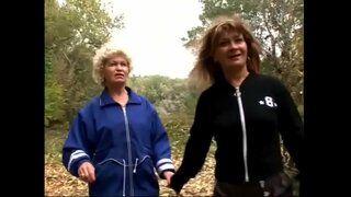 Đồ muốn để thử nghiệm với âm hộ của nhau trên bãi cỏ